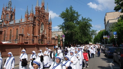 Procesiunea catolicilor a trecut prin străzile din Moscova pe sărbătoarea trupului și a sângelui lui Hristos