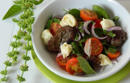 Rețete pentru o salată caldă cu ficat de pui, secretele alegerii ingredientelor