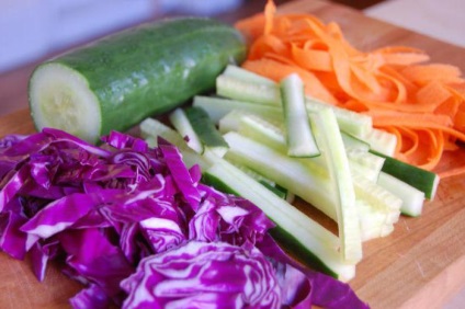 Saláta a téli káposzta, uborka recept lépésről lépésre