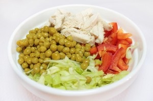 Salată cu varză, mazăre și file de pui