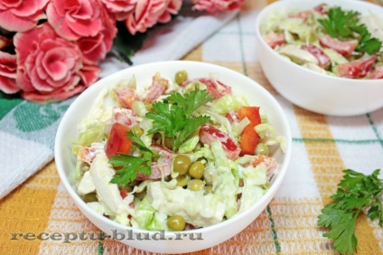 Salată cu varză, mazăre și file de pui