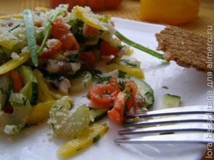 Saláta zöldség és szalonnával
