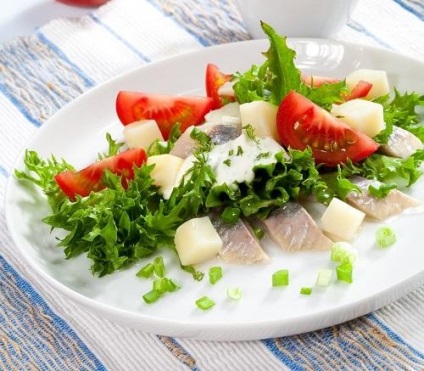 Salata de hering cu rosii, cartofi si sos de smantana