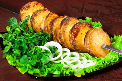 Shish kebab pentru ciuperci vegetarieni, legume, cartofi, brânză
