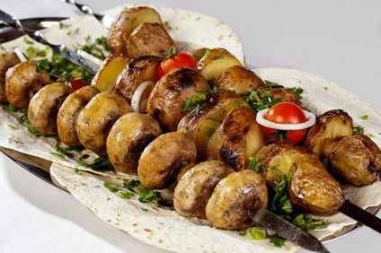 Shish kebab pentru ciuperci vegetarieni, legume, cartofi, brânză