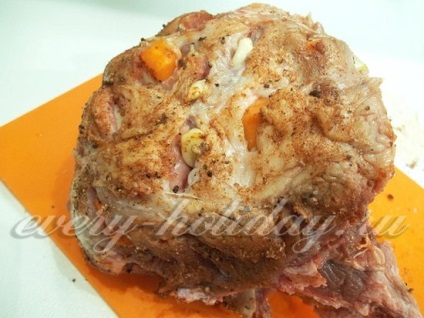 Carne de porc condimentată cu morcovi și usturoi, coapte în cuptor