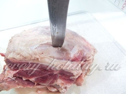 Carne de porc condimentată cu morcovi și usturoi, coapte în cuptor