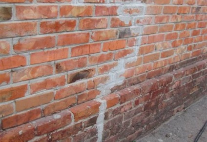 O fisură în zid de cărămidă, ce să sigileze o crăpătură în zid de cărămidă, sfaturi utile, ne facem