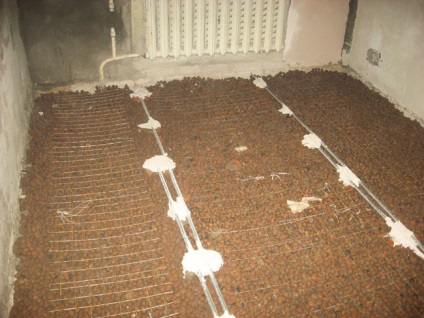Izolați podeaua la primul etaj, izolarea termică a fundației de beton se suprapun
