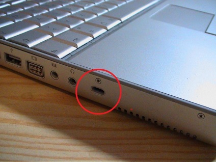 De aceea este nevoie de acest conector misterios în laptop