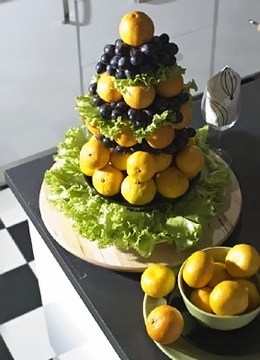 Un turn de fructe decorând o masă festivă, un ocean de lucruri mici