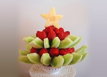 Un turn de fructe decorând o masă festivă, un ocean de lucruri mici