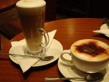 Mi a különbség a cappuccino latte - a fő különbség, és a köztük lévő különbség
