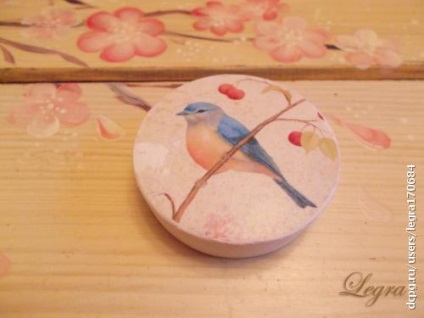 Decoupage - a dekompozíció rajongói számára egy helyszín, egy krémes üvegedény