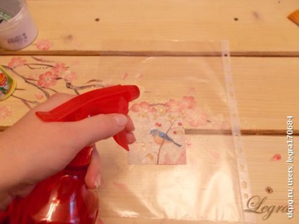 Decoupage - a dekompozíció rajongói számára egy helyszín, egy krémes üvegedény