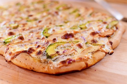 Pizza de casă cu pui și avocado