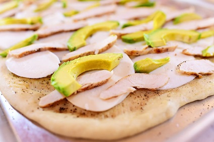 Pizza de casă cu pui și avocado