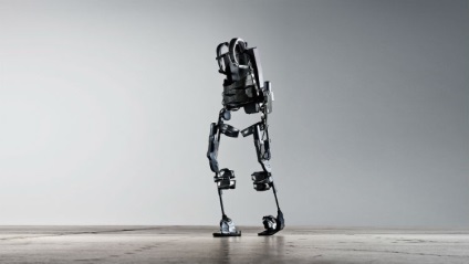 Acest robot exoschelet îi ajută pe pacienții paralizați să meargă