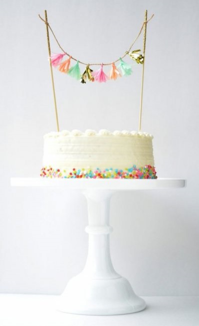 Figurák egy esküvői tortát fedő tippeket választotta a tortán (fotó)