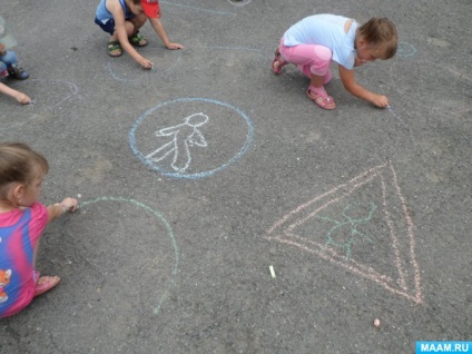 Raportul fotografic al desenelor pentru copii pe asfalt 