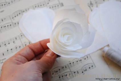 Cum se face un trandafir de vintage din hârtie