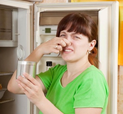 Cum să eliminați mirosul persistent al alimentelor din frigider