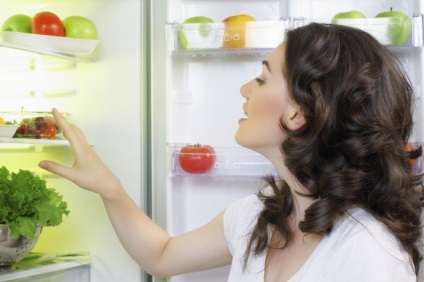Cum să eliminați mirosul persistent al alimentelor din frigider
