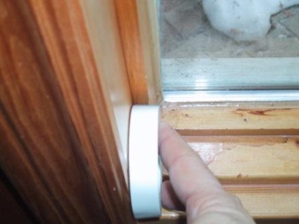 Modul de lipire a ferestrelor pentru iarnă elimină rapid, ieftin și fără a afecta cadrele
