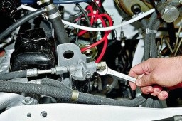 Cum să înlocuiți gazela filtrului de combustibil al mașinii