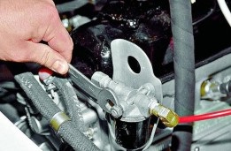 Cum să înlocuiți gazela filtrului de combustibil al mașinii