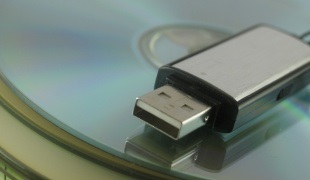 Cum se scriu informații pe o unitate flash USB