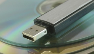 Cum se scriu informații pe o unitate flash USB