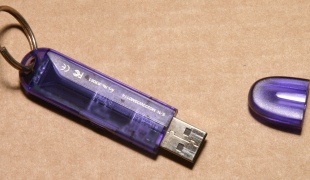 Cum se scriu informații pe o unitate flash USB