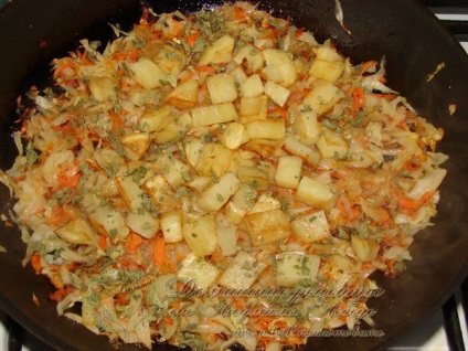 Зеле яхния с картофи, домашно приготвени по рецепти от Людмила