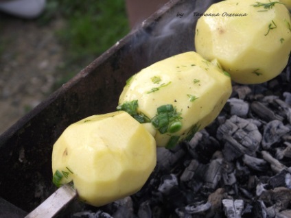 Cartofi într-o marinadă pe un brazier, ne pregătim sincer