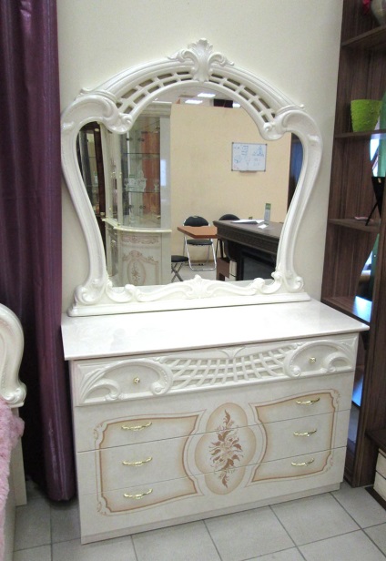 Piept de sertare cu oglinda în dormitor, avantajele și dezavantajele mobilierului