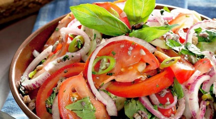 Salată de vară de roșii și castraveți
