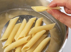 Pasta pasiune cum să gătească în mod corect paste, astfel încât să nu se recupereze