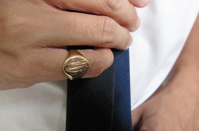 Egy kicsit arról, hogyan kell helyesen viselni pecsétgyűrű férfi hírek