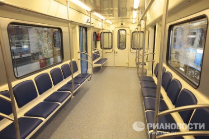 Un tren de metrou nou, în care puteți deschide ușile și puteți vorbi calm