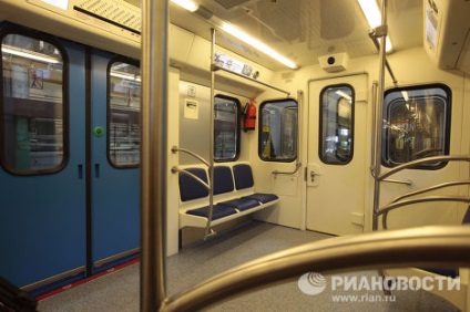 Un tren de metrou nou, în care puteți deschide ușile și puteți vorbi calm