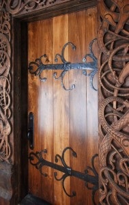 Reînnoirea ușii cu propriile mâini, decorate cu lamele și plăci