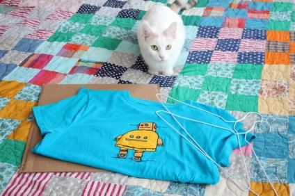 Cort pentru o pisica din tricou cu mainile sale