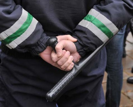 Poliția se lipeste cu mâinile sale - gospodărie