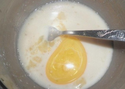 Pie rizzsel és a tojás (élesztő, töltőanyag) egyszerű receptek (élesztő) Pie rizzsel és a tojás (élesztő, töltőanyag) egyszerű receptek