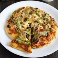 Pizza cu pui și avocado