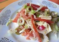 A recept saláta, retek, paradicsom, káposzta, sajt és olajbogyó