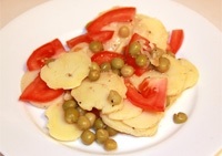 A recept saláta, retek, paradicsom, káposzta, sajt és olajbogyó