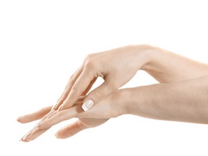 Întrebare sezonieră cum să protejeze pielea mâinilor de uscarea zilei femeii