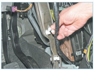 Scoaterea radiatorului încălzitorului, Nissan Almera